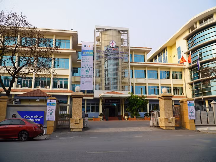 Công ty Điện lực Quảng Ninh treo các băng rôn tuyên truyền, hưởng ứng chiến dịch Giờ Trái đất năm 2023 tại trụ sở cơ quan.
