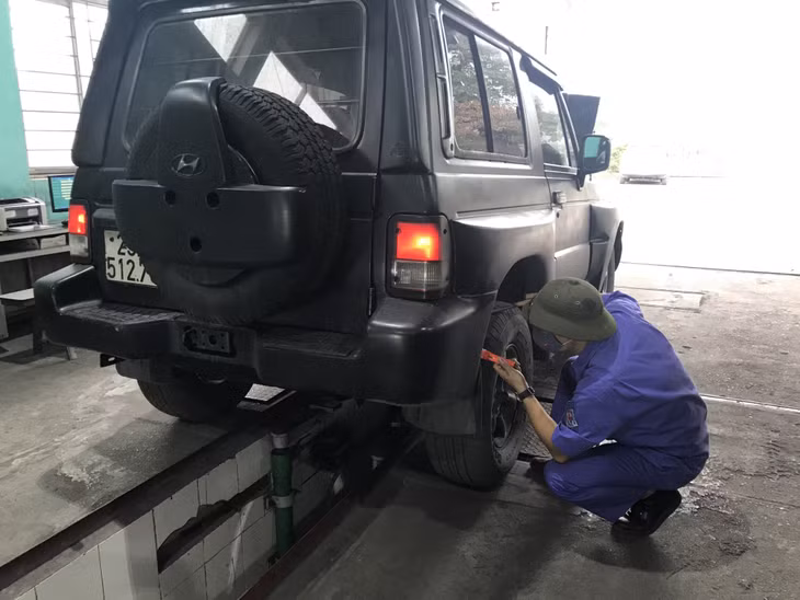 Đăng kiểm viên kiểm tra kỹ thuật của phương tiện.