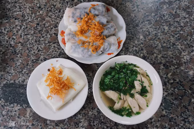 Bánh cuốn ăn kèm nước chấm và hành phi kiểu Hà Giang. Ảnh: Bảo Ngân