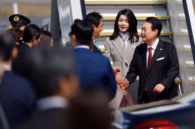 Tổng thống Hàn Quốc Yoon Suk-yeol và phu nhân Kim Keon-hee đến sân bay Quốc tế Tokyo ngày 16/3. Ảnh: Reuters