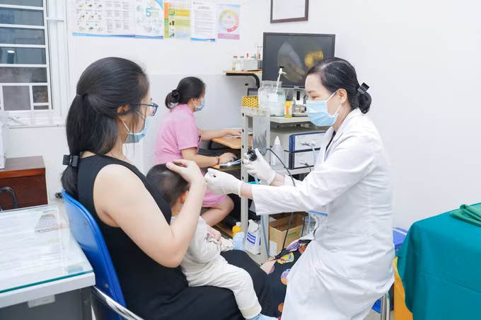PGS Nguyễn Thị Hoài An cho biết, trẻ thường mắc các bệnh về hô hấp, cảm cúm khi giao mùa