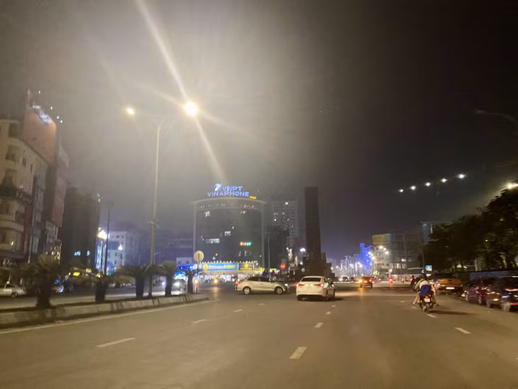 Cột đồng hồ, một biểu tượng của TP Hạ Long cũng đã được tắt đèn từ 20h30' tối nay.