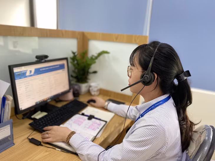 Sau khi ra soát thuê bao, nhân viên VNPT Quảng Ninh sẽ gọi điện cho từng khách hàng để hướng dẫn việc chuẩn hóa theo quy định.