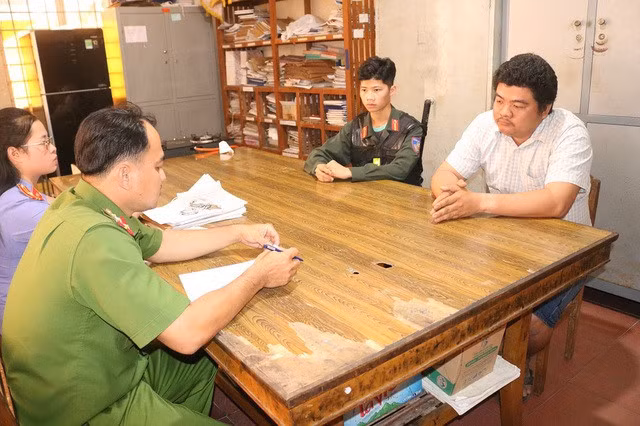 Công an làm việc với bị can Duy. Ảnh: Công an Trà Vinh