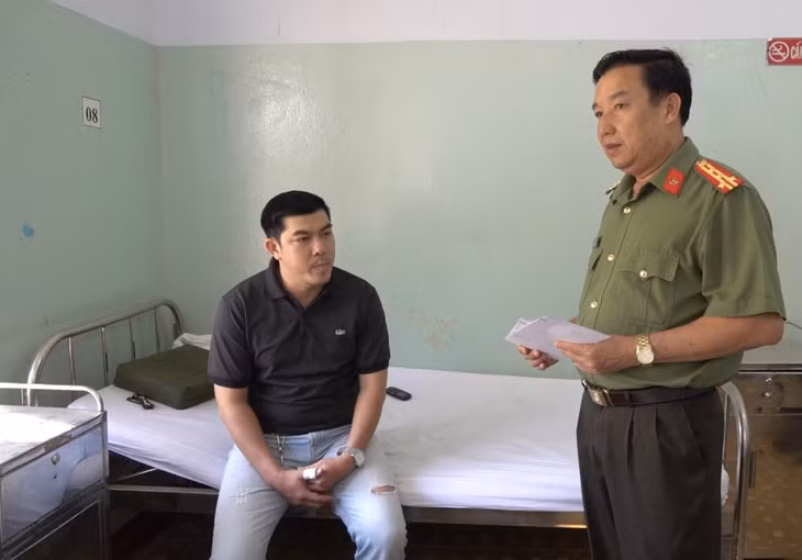 Đại diện Ban Giám đốc Công an tỉnh Bình Thuận tặng quà và động viên 2 chiến sĩ. Ảnh: Phạm Duy