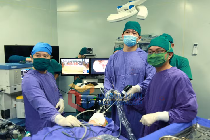 Bác sĩ Bệnh viện Đa khoa tỉnh triển khai kỹ thuật phẫu thuật nội soi đường miệng (3-2023). Ảnh: Bệnh viện Đa khoa tỉnh cung cấp
