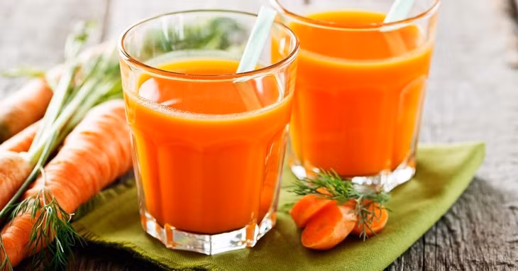 Nước ép cà rốt, vitamin C, có tác dụng bảo vệ niêm mạc dạ dày hiệu quả. Ảnh: Insanely Good Recipes.