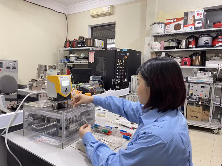 Nhân viên Chi cục Tiêu chuẩn, Đo lường, Chất lượng (Sở KH&amp;CN) sử dụng các thiết bị chuyên dụng để kiểm định mẫu hàng hóa.