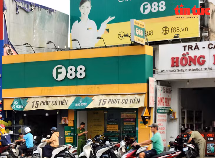 Công an có mặt tại chi nhánh Công ty F88 trên đường Tân Kỳ Tân Quý. Ảnh: Mạnh Linh/Báo Tin tức