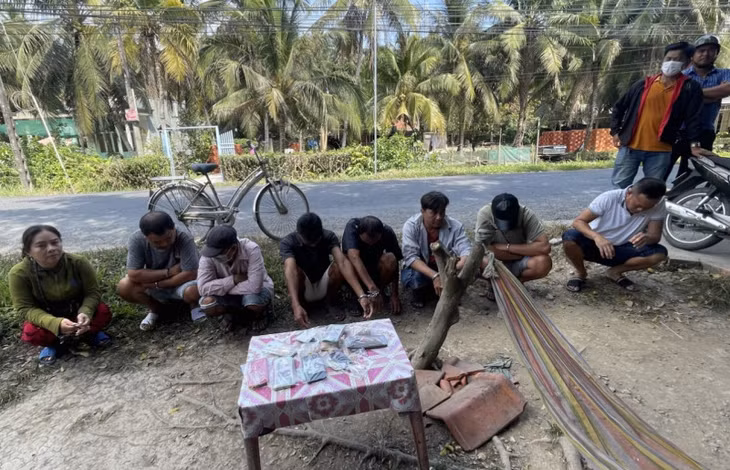 Nhóm người đánh bạc bị bắt quả tang.