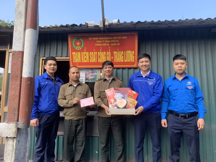 Anh Vũ Đức Phương (thứ 2, phải sang) cùng BCH Đoàn Thanh niên Công ty thăm, tặng quà các chốt trạm bảo vệ tài nguyên ranh giới mỏ nhân dịp Tết Nguyên Đán Quý Mão năm 2023. Ảnh: NVCC