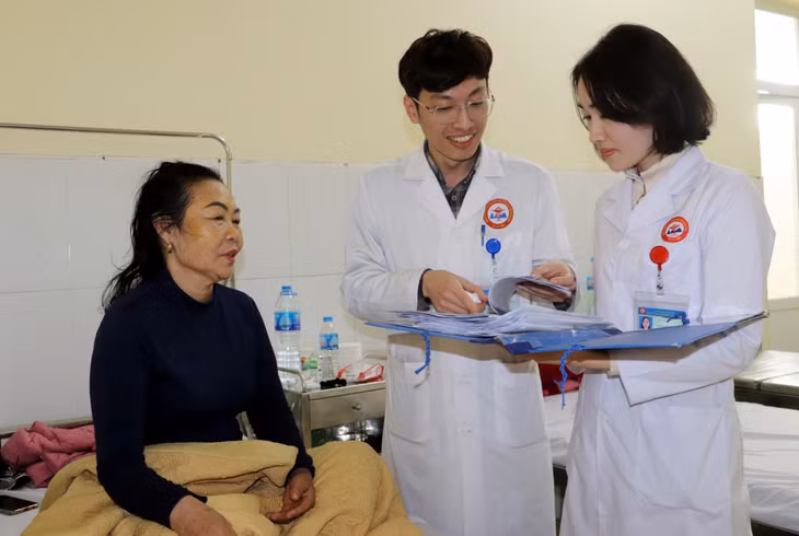 Bác sĩ Phạm Thanh Tùng khám bệnh cho bệnh nhân cao tuổi, đồng thời hướng dẫn chuyên môn cho các đồng nghiệp trẻ trong khoa.