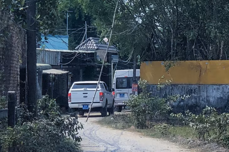 Hết ngày, lực lượng lượng Công an vẫn chưa làm việc xong, phía ngoài, cổng khóa kín.