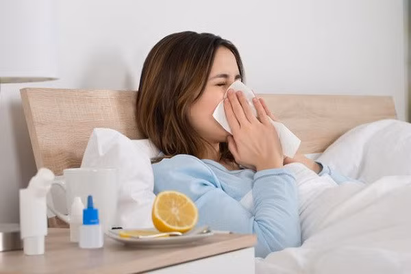 Thời tiết chuyển mùa có sự thay đổi thất thường về nhiệt độ trong ngày và độ ẩm cao là yếu tố thuận lợi cho sự phát triển các loại virus, vi khuẩn…