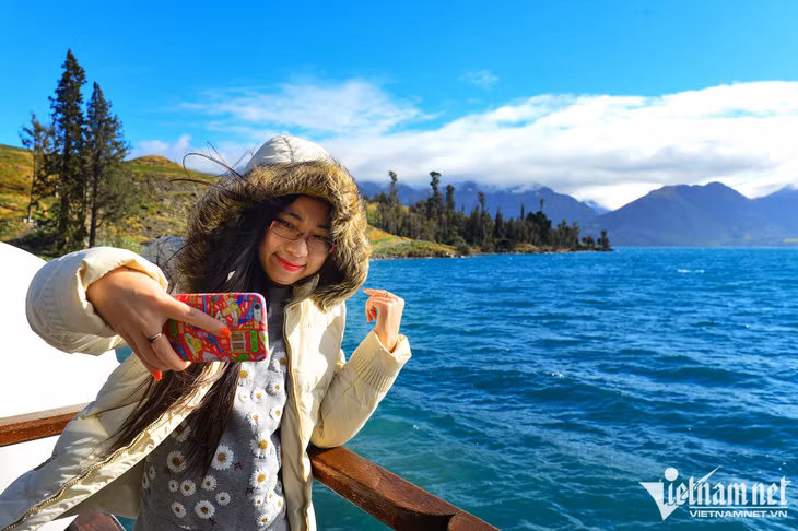 Con tàu sẽ đưa bạn đến khu du lịch nổi tiếng Walter Peak nằm giữa một hòn đảo, thành lập từ thế kỷ 19. Nơi đây có một trại nuôi cừu truyền thống của người New Zealand được chuyển thành địa điểm tham quan, ăn uống.