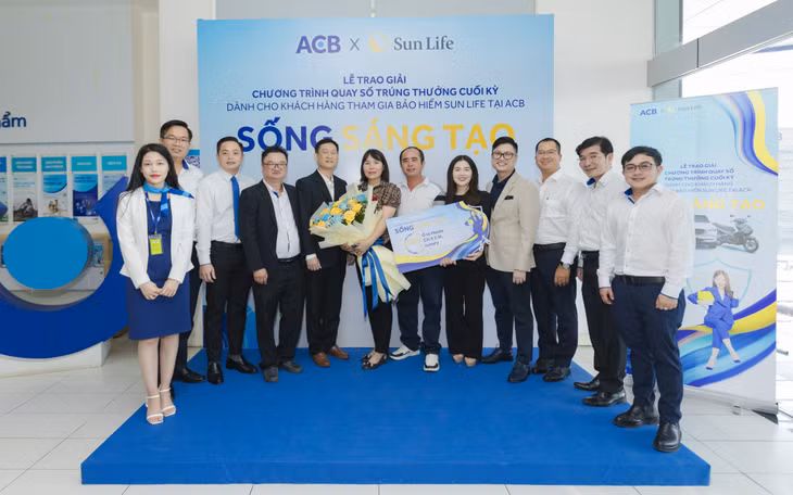 Khách hàng may mắn nhận giải chụp ảnh lưu niệm cùng các đại diện Sun Life và ACB.