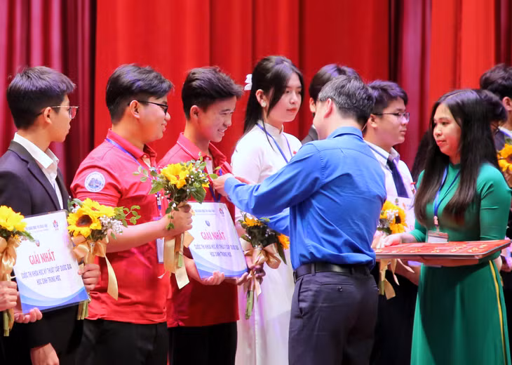 Các học sinh đoạt giải Nhất, Nhì tại Cuộc thi được nhận Huy hiệu "Tuổi trẻ sáng tạo" của Trung ương Đoàn TNCS Hồ Chí Minh.