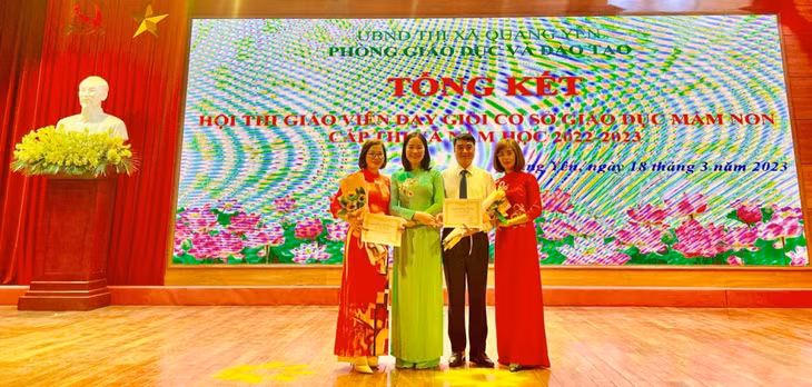Thầy giáo Đoàn Văn Minh, Trường Mầm non Đông Mai, nam giáo viên mầm non duy nhất của thị xã Quảng Yên (thứ 2 từ phải sang).