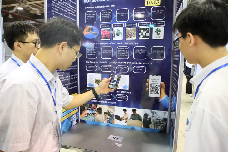 Dự án “Sử dụng QR code hỗ trợ chăm sóc một số loại cây và hoa trên smartphone” được các bạn học sinh Trường THCS và THPT Nguyễn Tất Thành (Trường Đại học Sư phạm Hà Nội) mang đến cuộc thi được đánh giá là dự án có tính ứng dụng cao, có thể ứng dụng vào ngành nông nghiệp trong tiến trình chuyển đổi số.