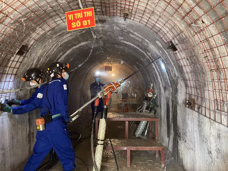 Sinh viên Trường Cao đẳng Than - Khoáng sản Việt Nam thực hành khai thác mỏ.