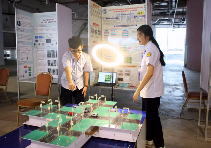 Dự án “Đèn giao thông thông minh” của học sinh Trường THPT số 1 Bảo Yên, đại diện cho tỉnh Lào Cai tham dự Cuộc thi. Dự án nếu được ứng dụng vào thực tế sẽ góp phần tích cực trong việc điều tiết thời gian đèn giao thông theo lưu lượng phương tiện thực tế, giải quyết tình trạng ách tắc giao thông tại các nút giao lớn, có nhiều làn đường.