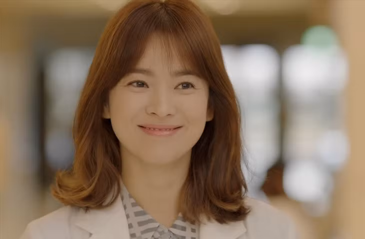 Vai diễn bác sĩ trong “Hậu duệ mặt trời” giúp Song Hye Kyo bứt phá, lấy lại hình tượng ngọc nữ thanh lịch, thuần khiến trên màn ảnh. Ảnh: Nhà sản xuất cung cấp