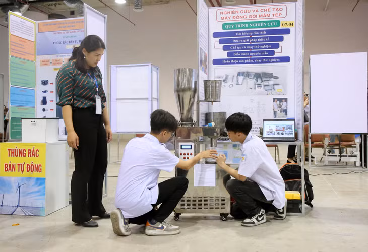 Dự án "Nghiên cứu và chế tạo máy đóng gói mắm tép" của nhóm tác giả là học Trường THPT Cẩm Phả là 1 trong 4 dự án đại diện cho tỉnh Quảng Ninh dự thi quốc gia. Đây là một dự án có ý tưởng xuất phát từ những vấn đề hết sức gần gũi, thân thuộc với các em học sinh trong cuộc sống thực tế đời thường, thể hiện tình cảm, trách nhiệm của các bạn học sinh đối với sự phát triển KT-XH của quê hương.