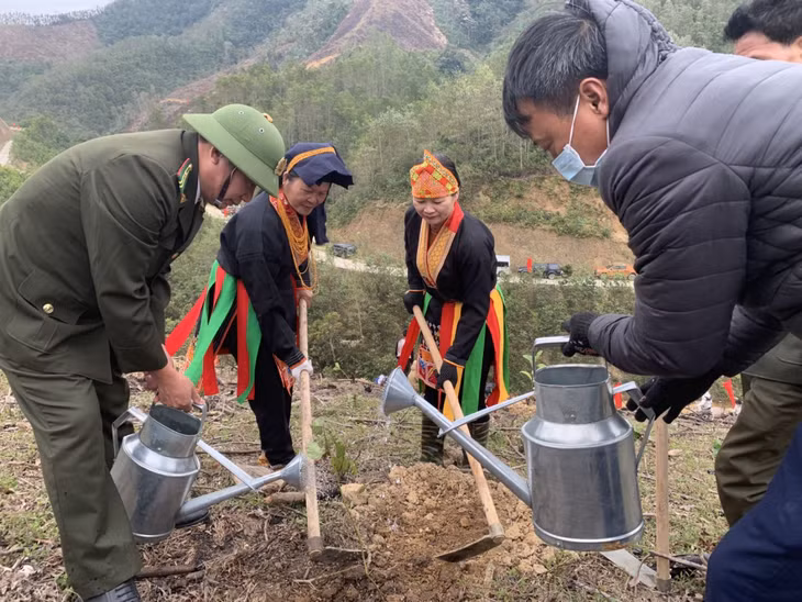 Cán bộ và nhân dân xã Đồng Lâm (TP Hạ Long) trồng rừng gỗ lớn nhân dịp Tết trồng cây năm 2023.