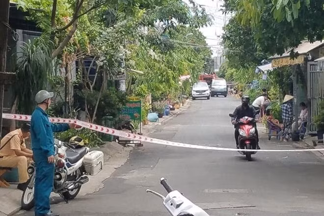 Lực lượng chức năng đang phong tỏa tuyến đường dẫn vào căn nhà xảy ra vụ cháy. (Ảnh: M.H)