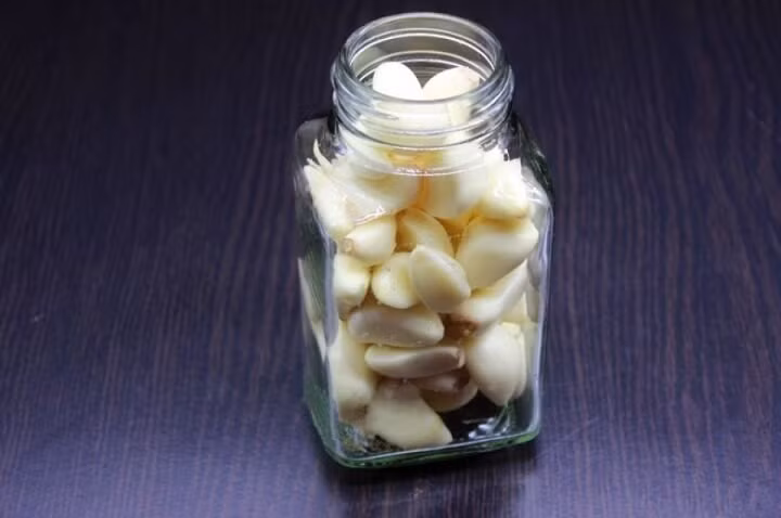 Bạn có thể áp dụng mẹo bảo quản tỏi trong tủ lạnh.