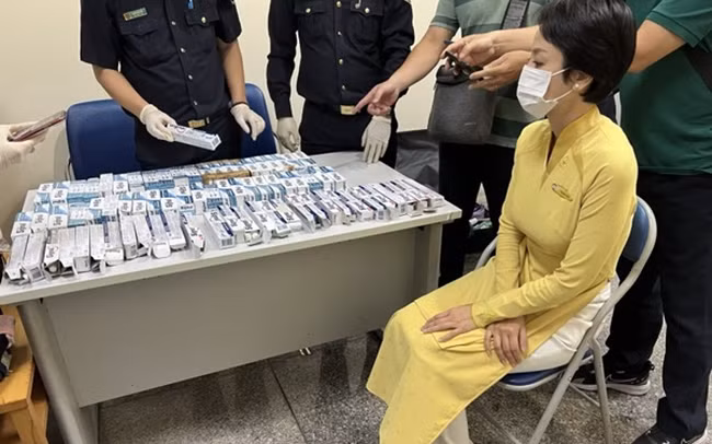 4 nữ tiếp viên hàng không hãng Vietnam Airlines - những người mang hơn 11kg chất cấm từ Pháp về sân bay Tân Sơn Nhất - được phép về nhà nhưng vẫn phải phối hợp điều tra