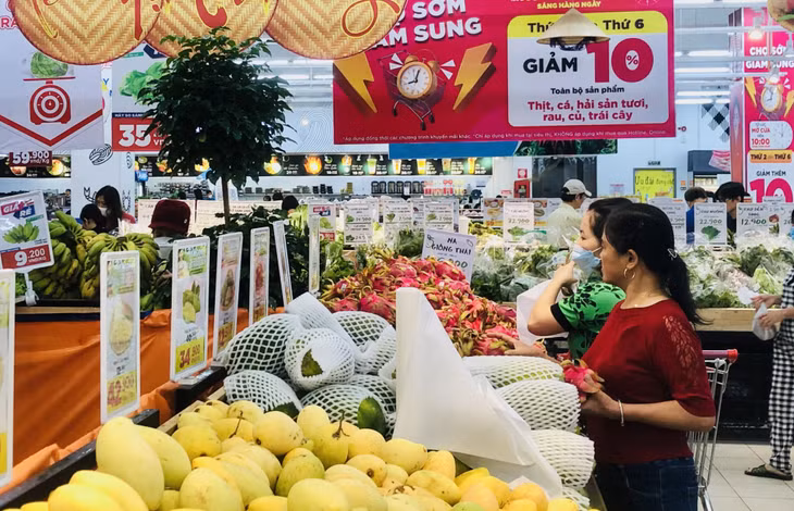 Người dân mua sắm hàng hóa tại siêu thị Go! Hạ Long.