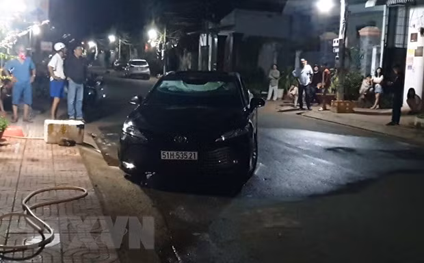 Vu xe oto phat no, boc chay: Nan nhan tu mang xang dot, tu tu trong xe hinh anh 1