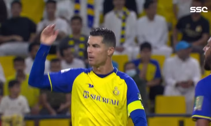 Tình huống Ronaldo nhận thẻ vàng ở trận gặp Abha hôm 14/3.