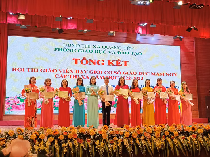 Phòng GD&amp;ĐT TX Quảng Yên khen thưởng 11 giáo viên xuất sắc tham gia Hội thi.