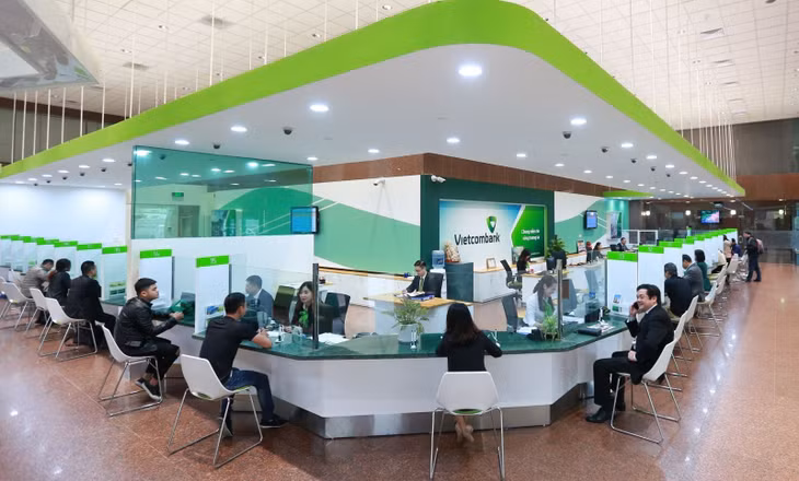 Nhiều ngân hàng tung ra các gói tín dụng ưu đãi và kỳ vọng tiếp tục giảm nhẹ thời gian tới. Ảnh: VCB