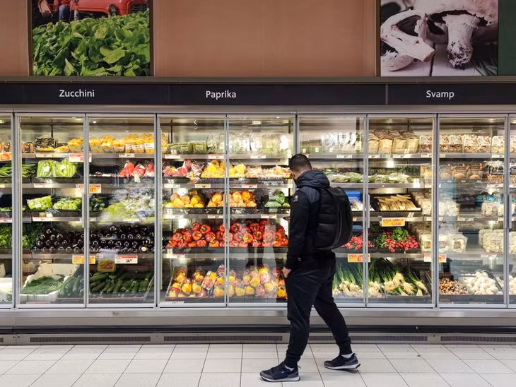Khách hàng tại một siêu thị ở Stockholm, Thụy Điển. Ảnh: Xinhua