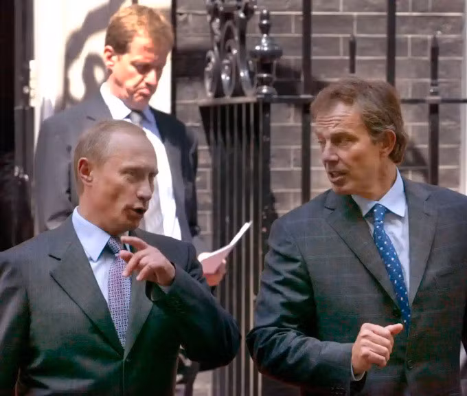 Tổng thống Nga Vladimir Putin (trái) trao đổi với thủ tướng Anh Tony Blair bên ngoài Số 10 Phố Downing hồi tháng 6/2003. Ảnh: Reuters.