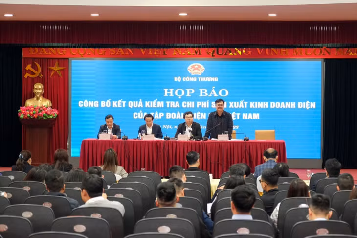 Quang cảnh buổi họp báo.