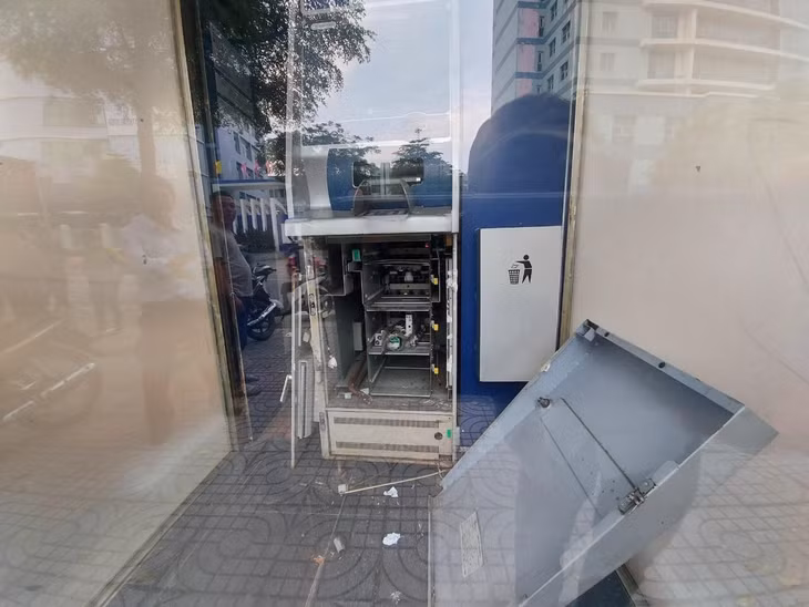 Tại hiện trường, cabin máy ATM trên đường Lê Duẩn (quận Hải Châu, TP Đà Nẵng) bị đập phá. Ảnh: Mai Hương