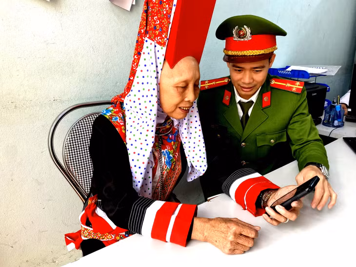 Công an xã Đông Ngũ (huyện Tiên Yên) hướng dẫn bà con dân tộc cài đặt VNeID trên điện thoại di động thông minh.