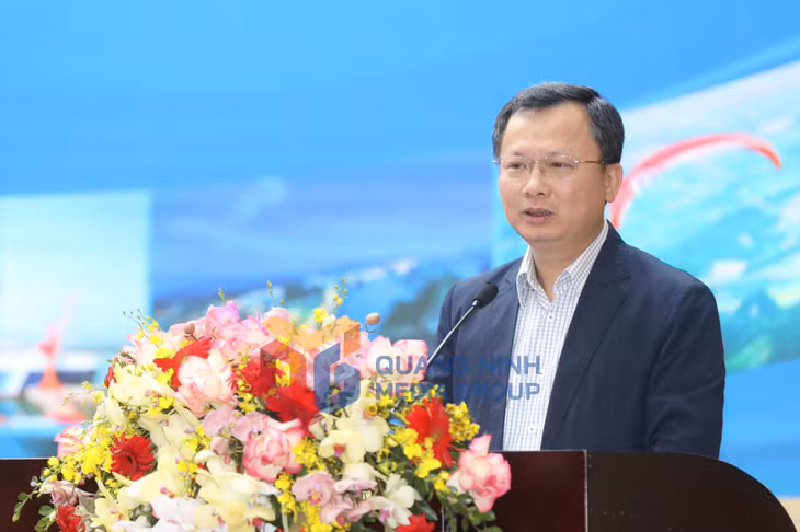 Đồng chí Cao Tường Huy, Quyền Chủ tịch UBND tỉnh phát biểu tại hội nghị.