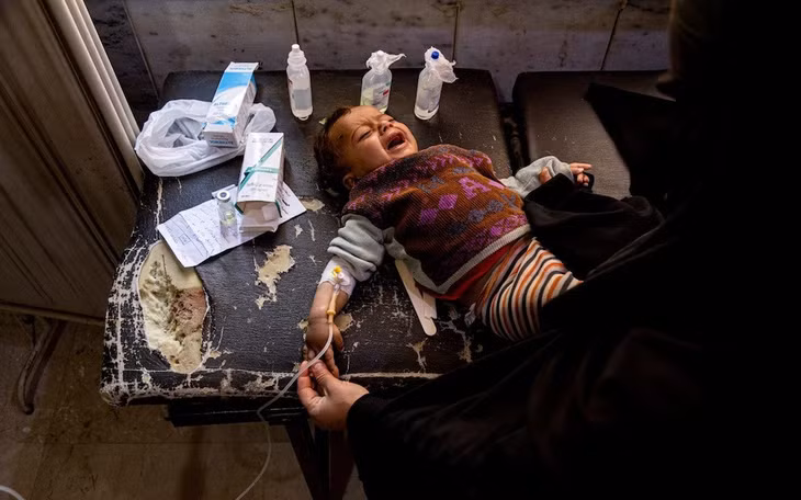 Bệnh nhi mắc bệnh tả được điều trị tại một bệnh viện ở Syria. Ảnh: AP