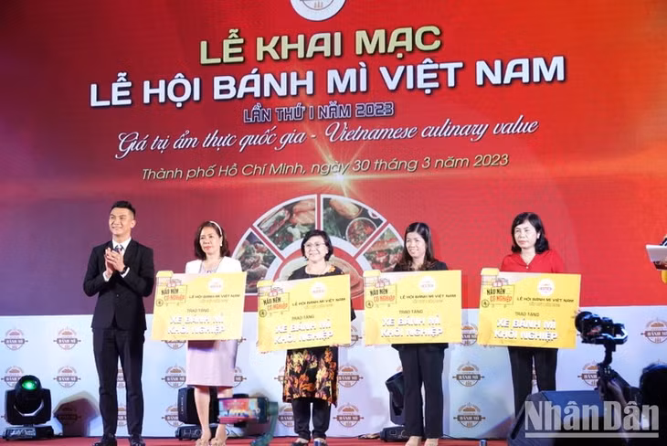 Trao “Xe bánh mì khởi nghiệp” cho các đơn vị.
