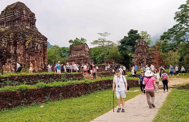 Khách du lịch thăm Di sản văn hóa thế giới Mỹ Sơn, huyện Duy Xuyên, tỉnh Quảng Nam. (Ảnh ĐOÀN HỮU TRUNG)