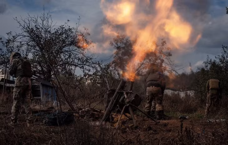 Một trận địa pháo của quân đội Ukraine gần Bakhmut. Ảnh tư liệu: Reuters