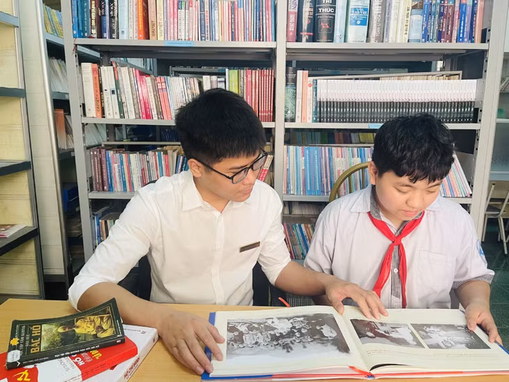 Thầy giáo Ngô Quốc Tuấn (Trường THCS Nguyễn Đức Cảnh) cùng học sinh tìm hiểu tham gia Cuộc thi trực tuyến “Tuổi trẻ học tập và làm theo tư tưởng, đạo đức, phong cách Hồ Chí Minh” năm 2022.