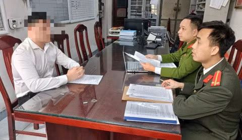 Công an làm việc với một trường hợp vi phạm. Ảnh: Công an Bắc Giang.