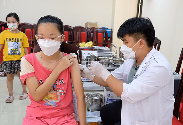 Cần tiếp tục đẩy nhanh tiêm vaccine phòng COVID-19, nhất là mũi 3, mũi 4 cho người từ 12 tuổi trở lên và tăng cường tiêm chủng phòng COVID-19 cho trẻ em (Ảnh: Trần Minh)