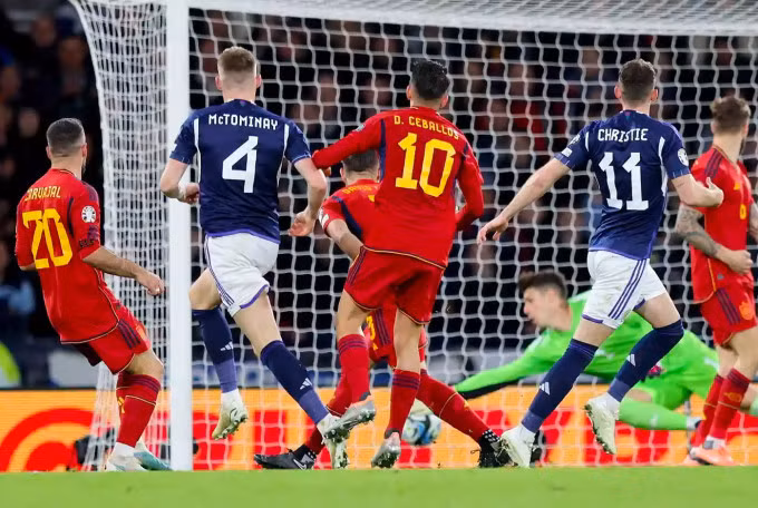Cú vô-lê của McTominay ấn định thắng lợi 2-0 cho Scotland. Ảnh: EPA